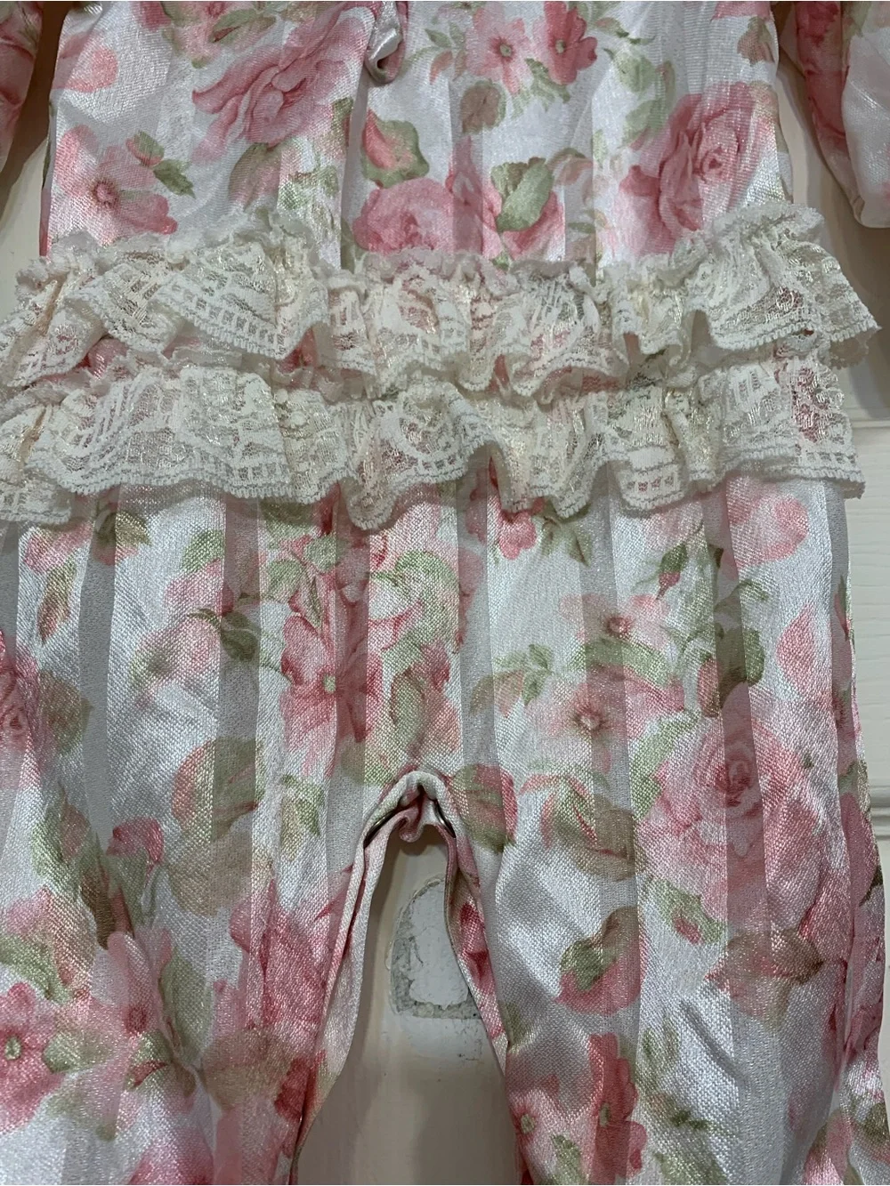 Vintage Edie Bee Girls Silky Pink & Ivory Floral & Lace 6mon Sleeper.       3641
